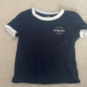 HOLLISTER blue/navy short sleeve. size small! great condition!